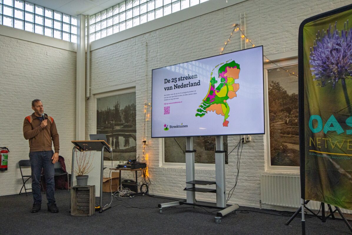 Rolf Schuttenhelm geft presentatie tijdens Oase-netwerkdag.