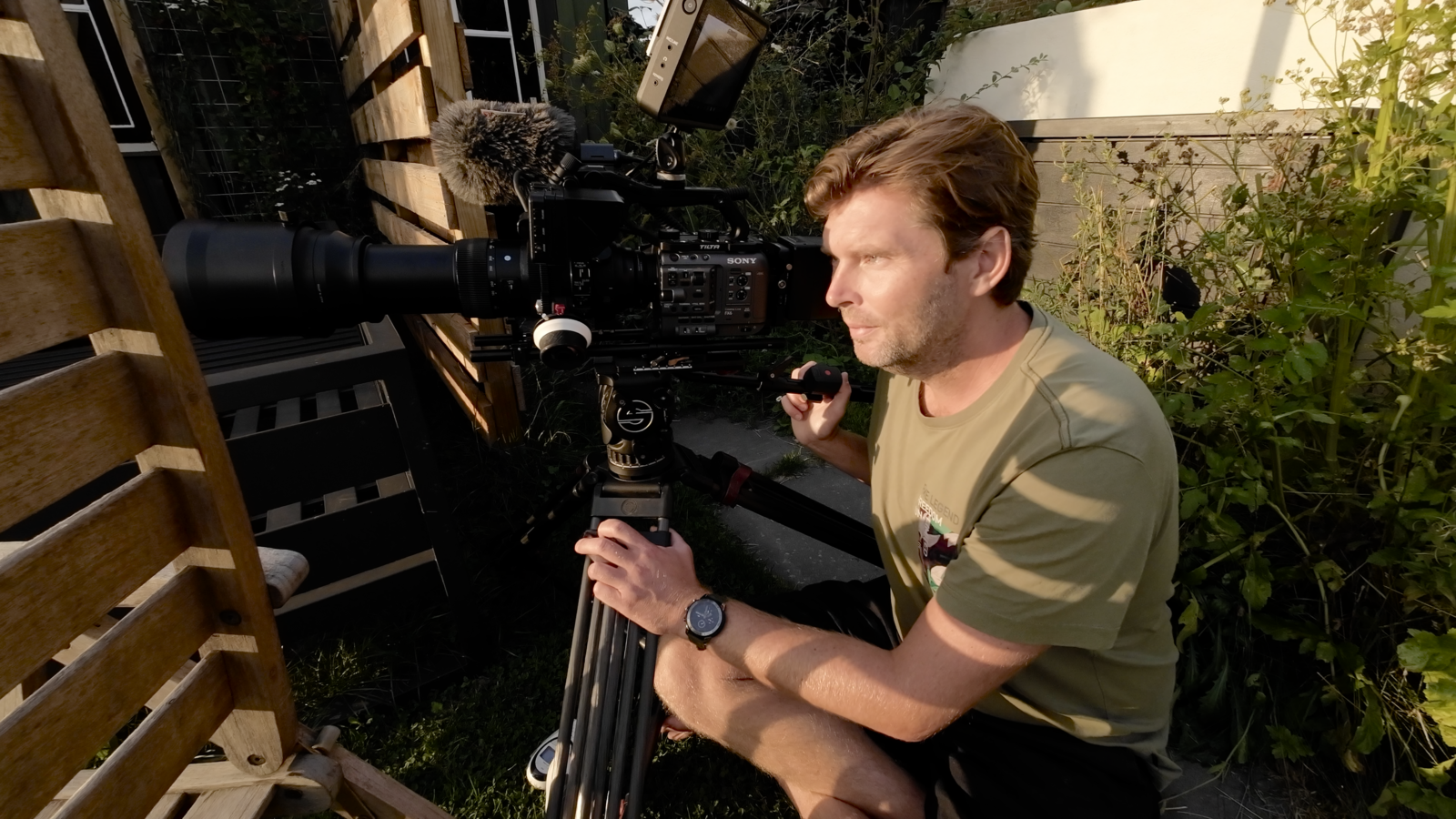 Stijn filmend in eigen tuin