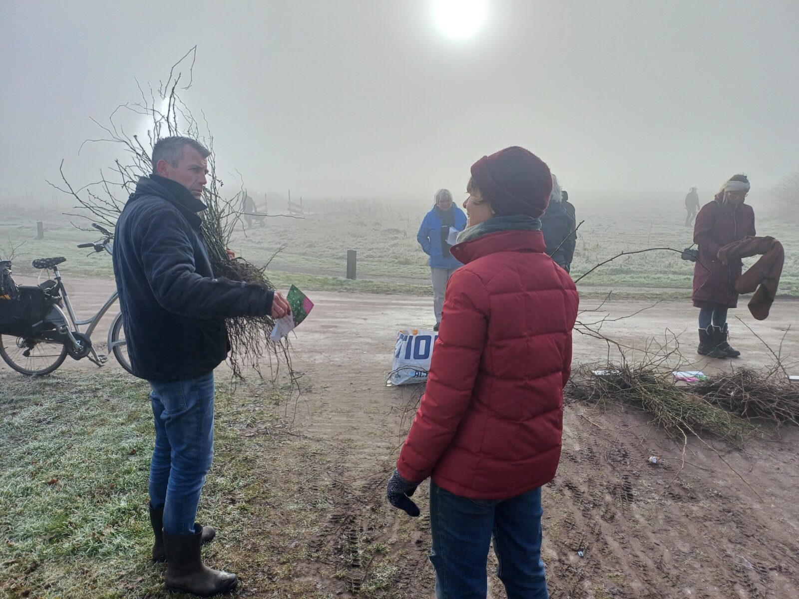 Uitdelen van streekeigen struiken in Diever, Drenthe